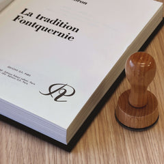 Eleganter Buchstabenstempel