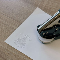 Prägezange Ex-libris Bücherstapel Kaffee